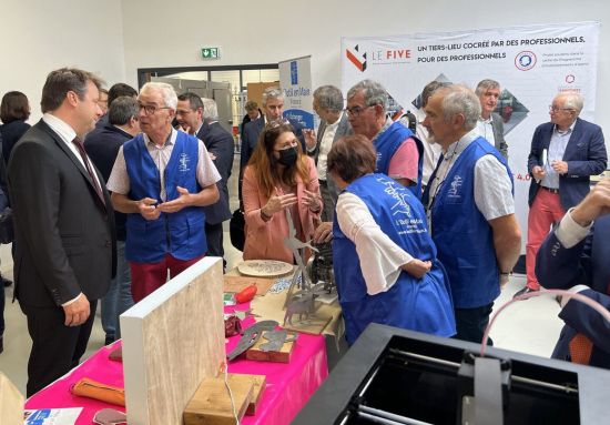 Christine LE NABOUR échange avec des bénévoles de l'association 